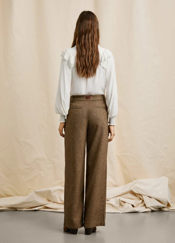 Rückansicht der Pepe Jeans London Trinity Wide Leg Pant Chocolate Brown – weiter Schnitt mit femininer Silhouette