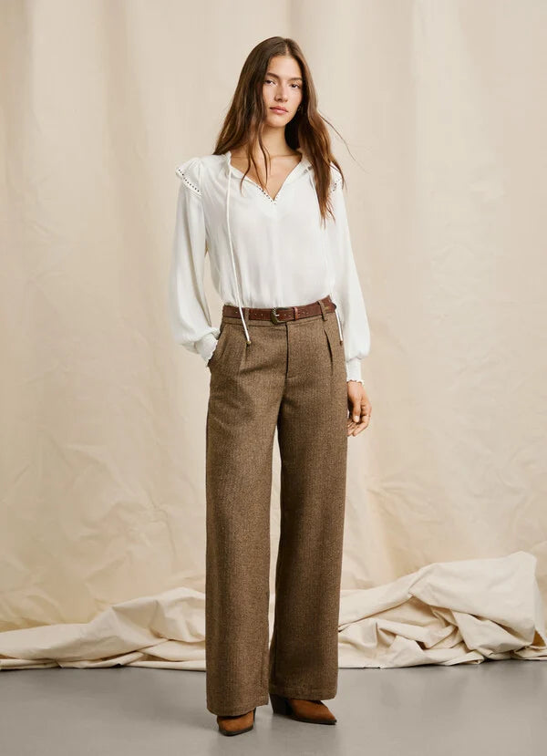 Modell trägt Pepe Jeans London Trinity Wide Leg Pant Chocolate Brown – Weite Hose in Braun mit eleganter Bluse, Vorderansicht