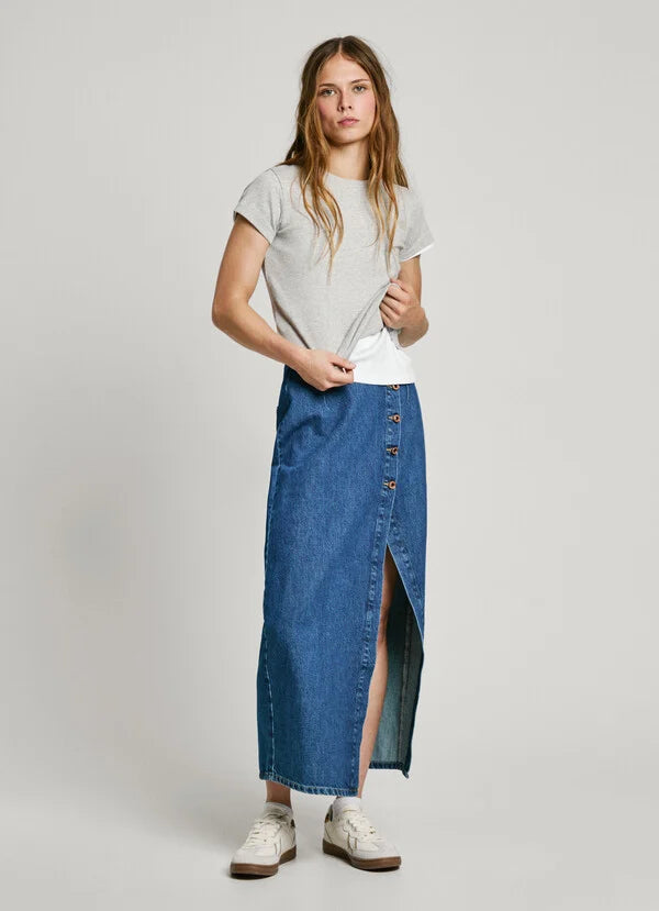 Lässiger Look mit dem Pepe Jeans Midi Skirt in Dark Blue Denim kombiniert mit einem grauen T-Shirt und Sneakern.