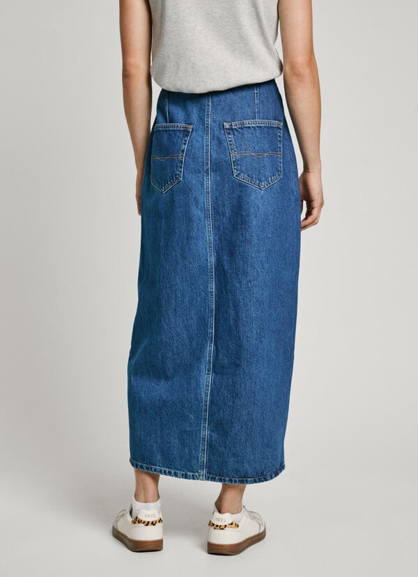 Rückansicht des Pepe Jeans Midi Skirts in Dark Blue Denim mit dekorativen Gesäßtaschen und klassischer Denim-Optik.
