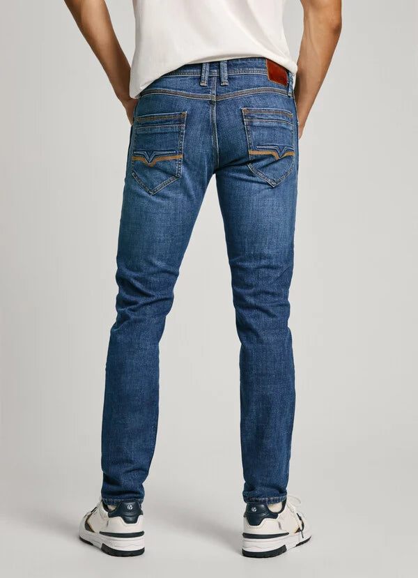 Rückansicht der Pepe Jeans Spike Regular Tapered Medium Dark, kombiniert mit sportlichen Sneakers.