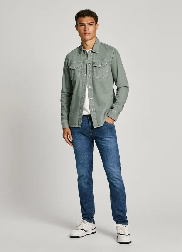 Komplettansicht des Outfits mit Pepe Jeans Spike Regular Tapered Medium Dark, kombiniert mit einem lässigen Hemd.