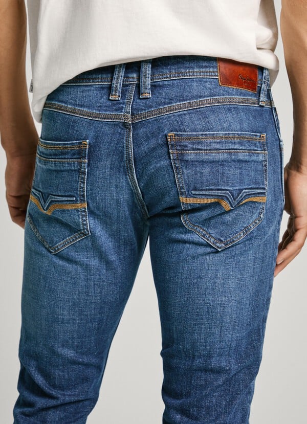 Rückansicht der Pepe Jeans Spike Regular Tapered in Medium Dark, mit markanten Kontrastnähten und Used-Look.