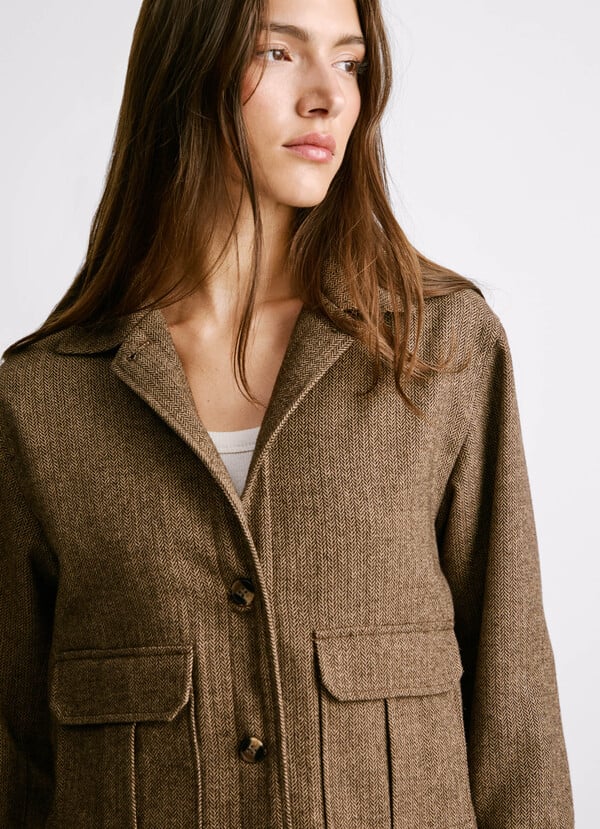 Nahaufnahme der Pepe Jeans London Triniti Jacket Chocolate Brown – feines Fischgrätmuster und Knopfleiste