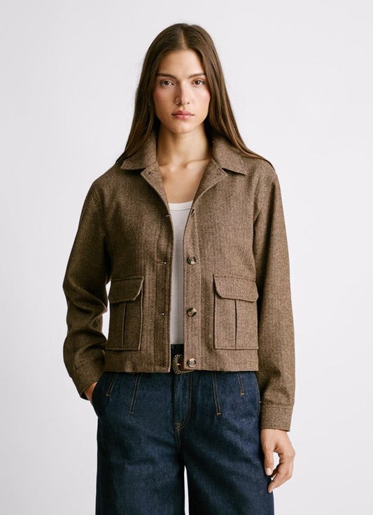 Vorderansicht der Pepe Jeans London Triniti Jacket Chocolate Brown mit aufgesetzten Taschen und klassischem Kragen