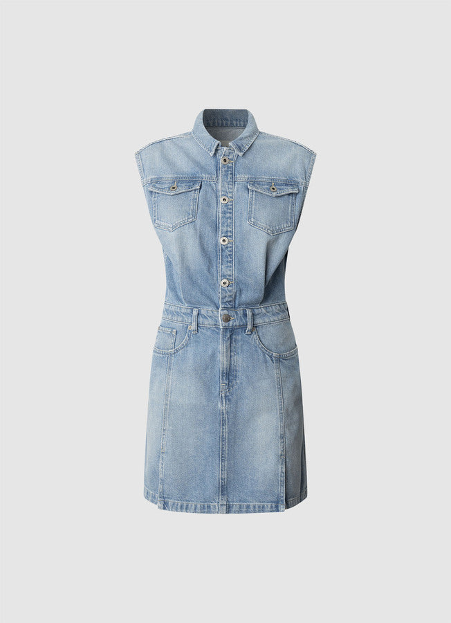 Vorderansicht des Pepe Jeans Sadie Dress – ärmelloses Jeanskleid mit Hemdkragen, Knopfleiste und Brusttaschen in hellem Denim.