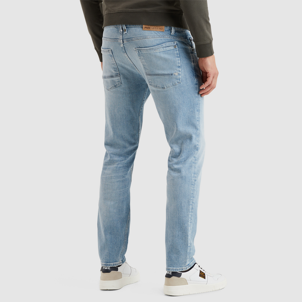 Rückansicht der PME Legend Commander 3.0 Jeans in der Farbe Clear Authentic Wash. Die Relaxed-Fit-Passform zeigt gerade verlaufende Hosenbeine aus weichem Denim mit Komfort-Stretch und charakteristischen Details wie den cargo-inspirierten Taschen.