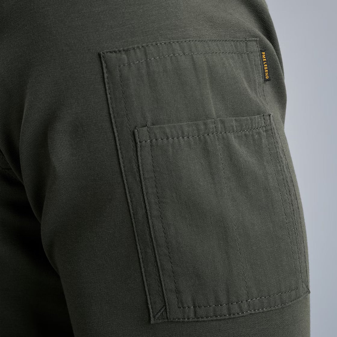 Detailansicht der Cargo-Tasche und Schulterdetails – PME Legend Crewneck American Classic - Beluga