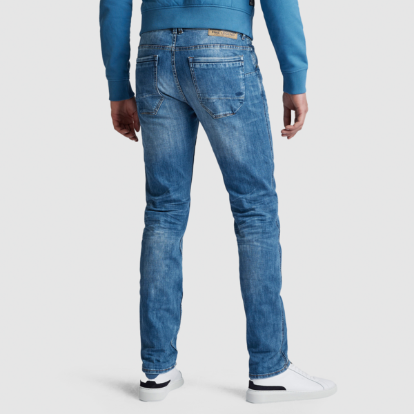 Rückansicht der PME Legend Nightflight Jeans in der Farbe Regular Fresh Blue Stretch. Die klassische 5-Pocket-Jeans kombiniert einen bequemen Regular-Fit mit weichem Stretch-Denim und modernen Details.