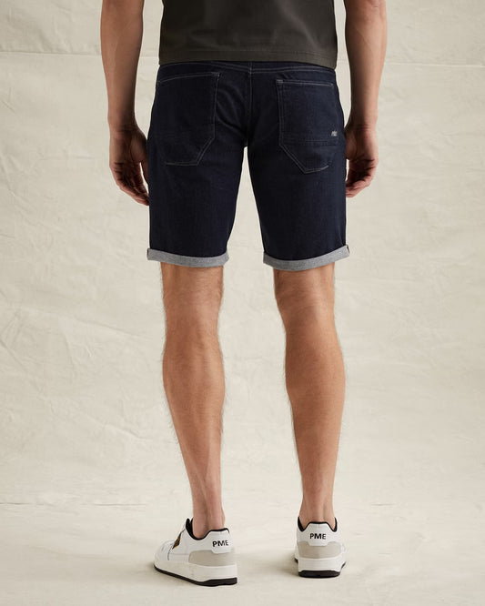 Rückansicht der PME Legend Nightflight Shorts - Night Indigo Stretch Herren Jeansshorts mit Gesäßtaschen und markentypischem PME Legend Look.