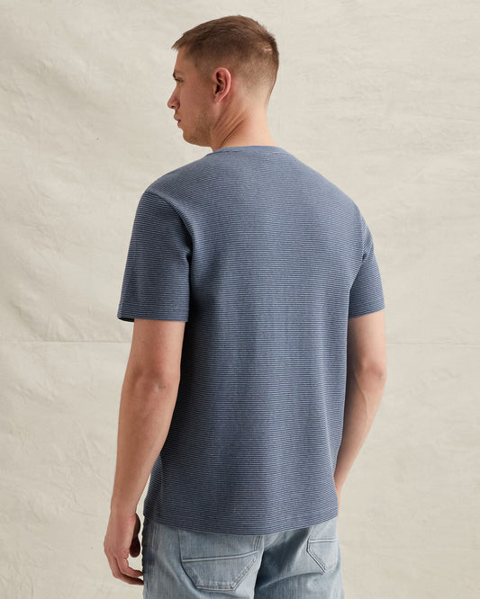 Seitenansicht des PME Legend Short Sleeve R-Neck Two Tone - Bijou Blue T-Shirts mit kurzen Ärmeln und Two-Tone-Optik