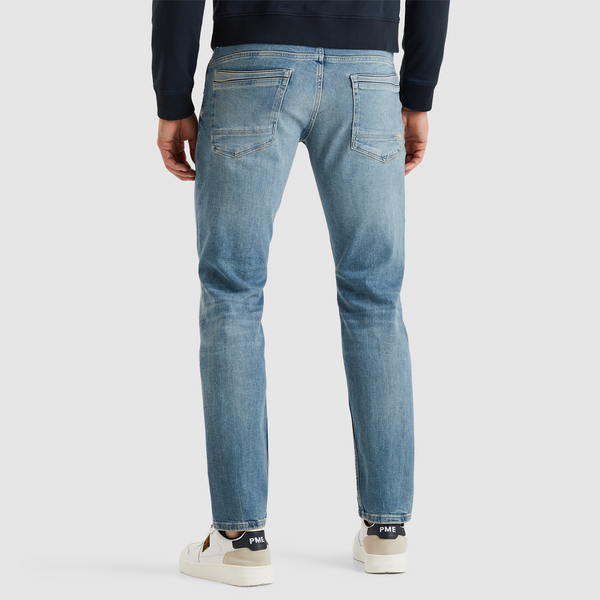 Rückansicht der PME Legend Skyrak Jeans in der Farbe Denim Shade Fresh. Die Regular-Fit-Passform kombiniert weichen Komfort-Denim mit markanten Details wie Silikonkanten an den Gesäßtaschen für einen modernen Look.