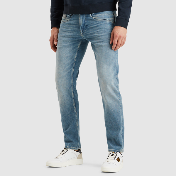 Vorderansicht der PME Legend Skyrak Jeans in der Farbe Denim Shade Fresh. Die Regular-Fit-Passform bietet ein bequemes Tragegefühl dank Komfort-Stretch und ist mit Silikonkanten an den Taschen veredelt, inspiriert von der Form eines Propellers.