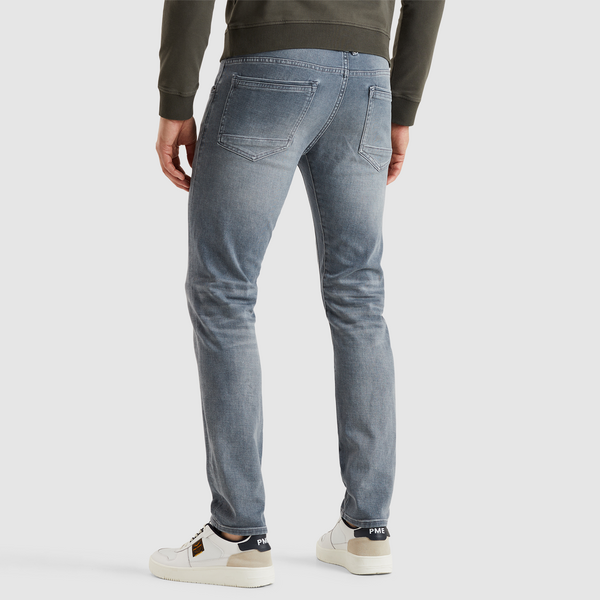 Rückansicht der PME Legend Tailwheel Jeans in der Farbe Slim Light Grey Mid. Die Slim-Fit-Jeans besteht aus hochwertigem Komfort-Denim und bietet einen modernen, eleganten Look.