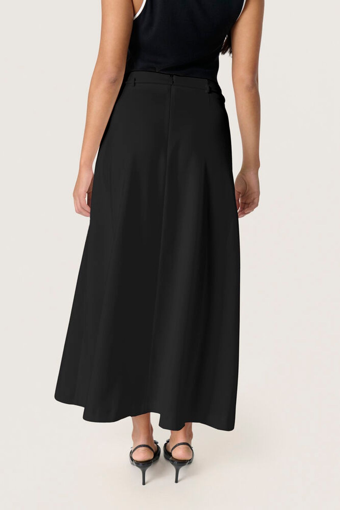 Rückansicht des Soaked Malika Midi Skirt - Black, fließender schwarzer Midirock mit Reißverschluss hinten