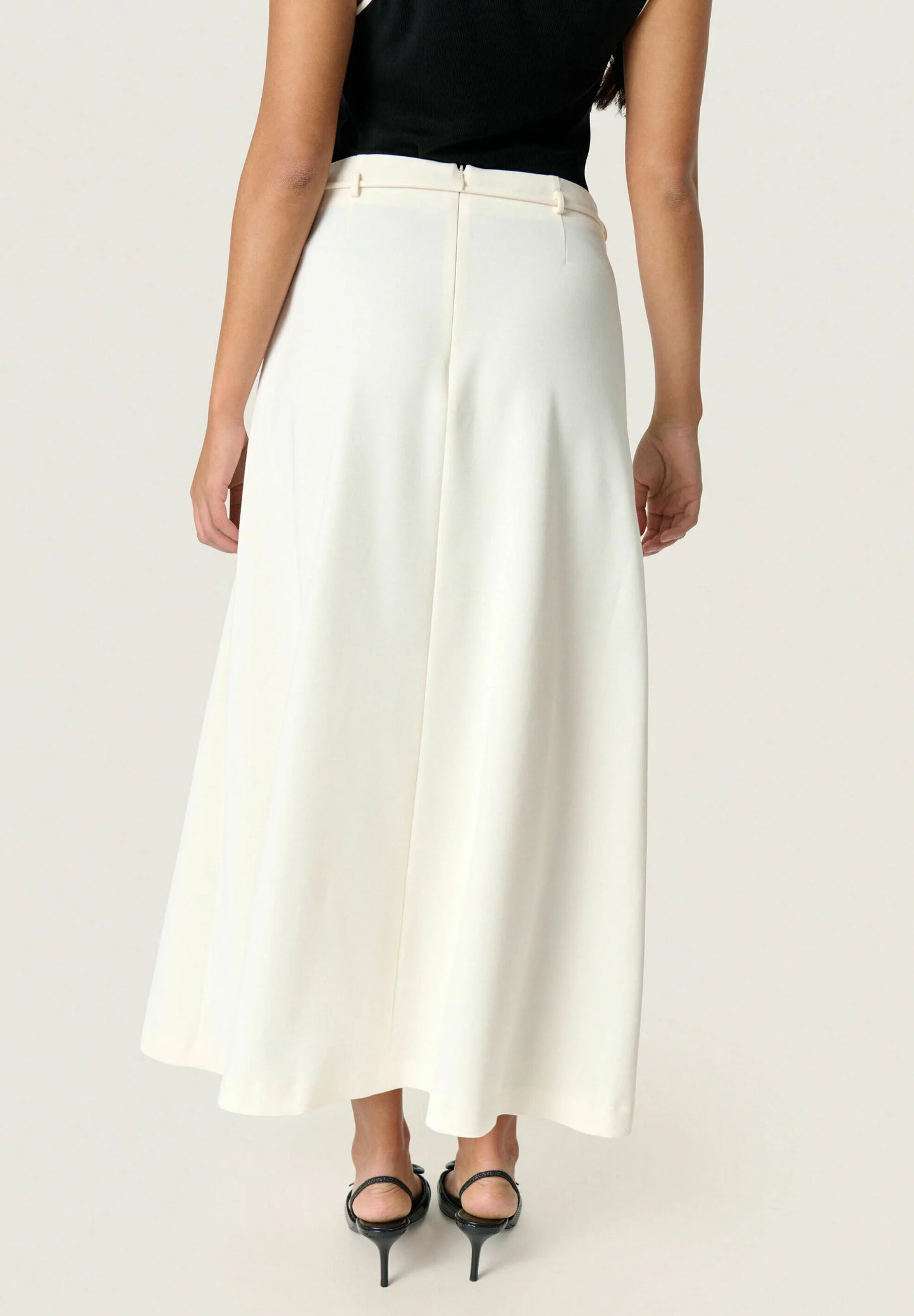 Soaked Malika Midi Skirt - Broken White in Rückansicht, fließender Midirock mit elegantem Fall und figurumspielender Passform
