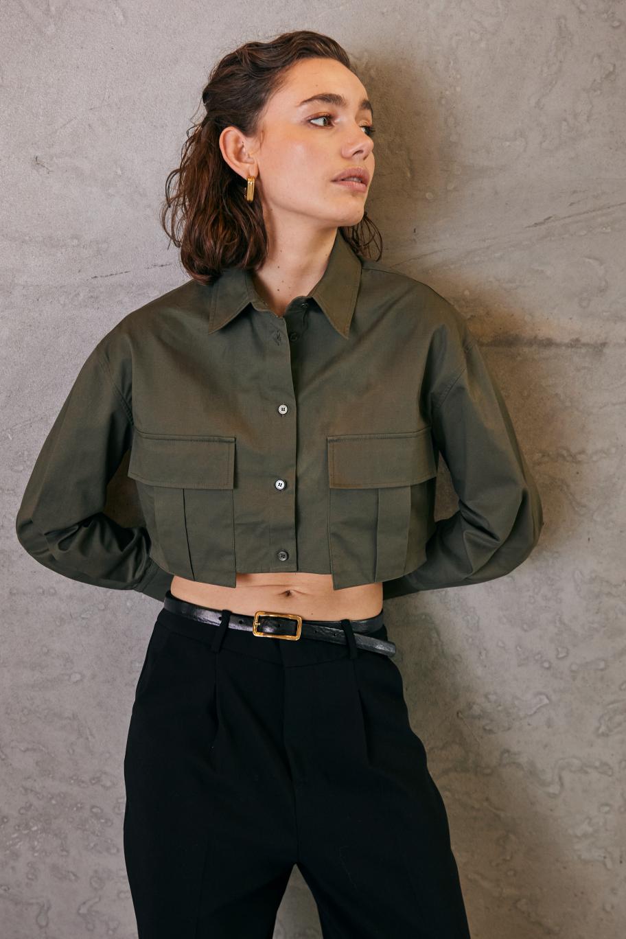 Vorderansicht des WithBlack Babette Cropped Shirts mit normaler Passform und Knopfverschluss.