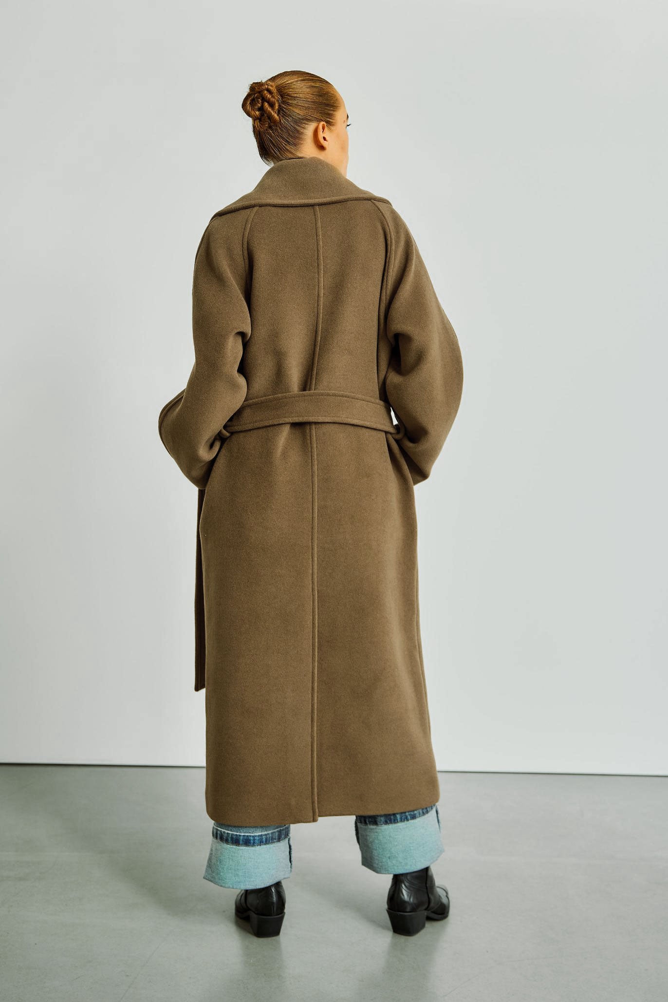 Rückansicht des WithBlack Brooklyn Wollmantels in Monks Robe, entspannte Passform und Gürtel.