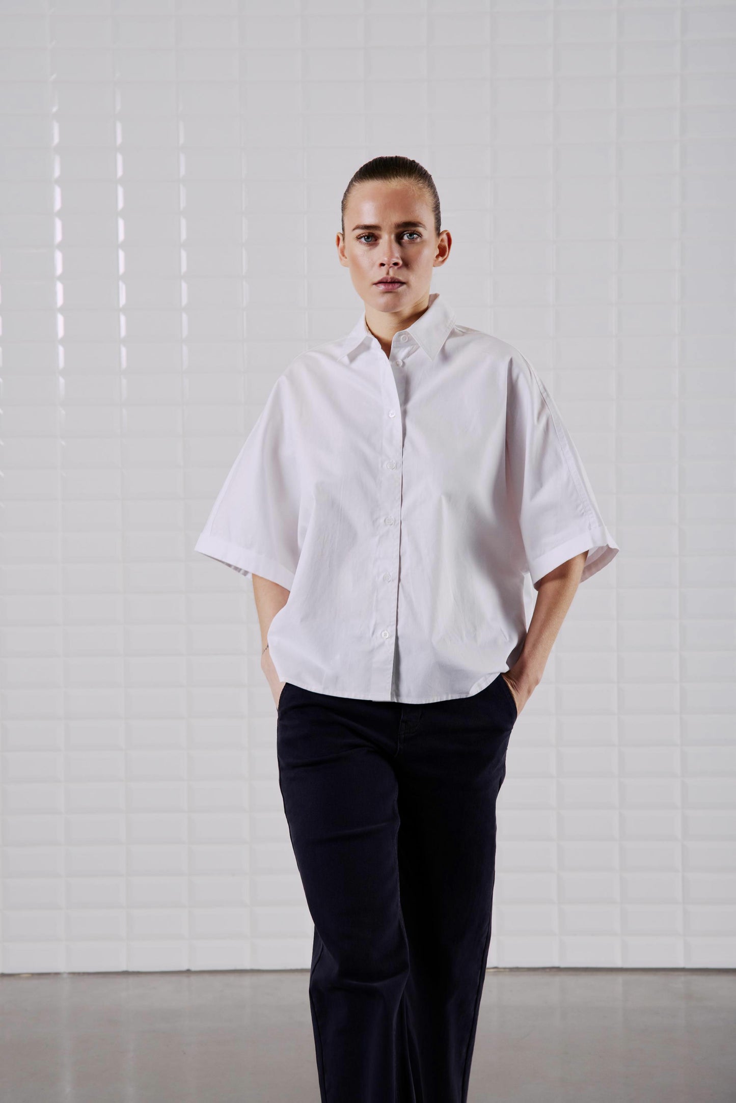 Frontansicht des WithBlack Quin Batsleeve Shirt White, locker geschnitten mit Knopfleiste.