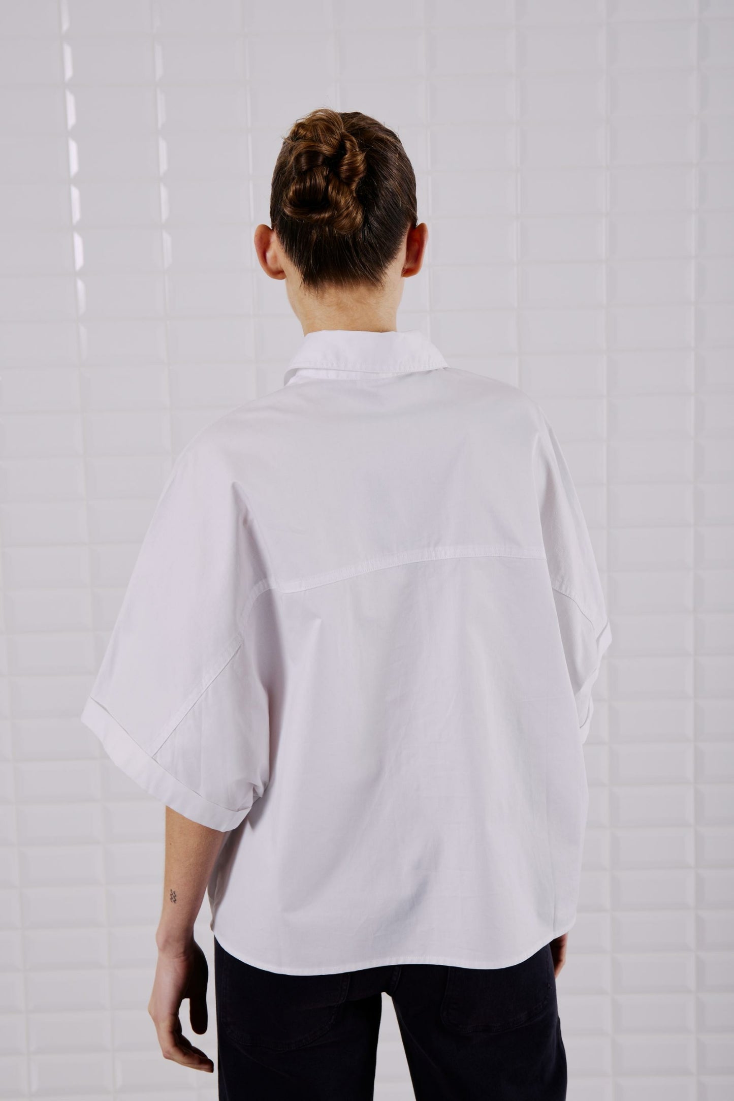 Rückansicht des WithBlack Quin Batsleeve Shirt White mit geradem Saum und Oversize-Schnitt.