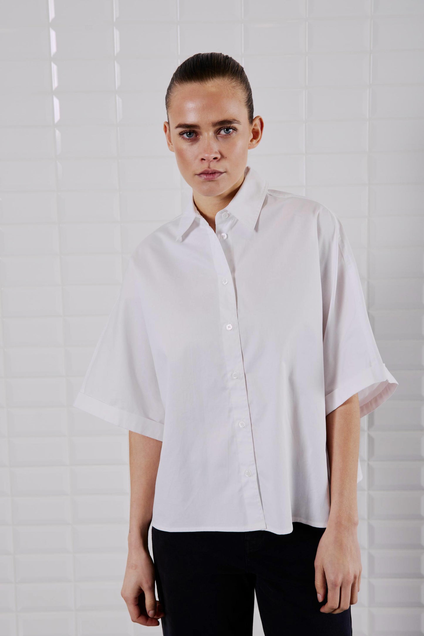 WithBlack Quin Batsleeve Shirt White mit weitem Schnitt und klassischem Kragen.