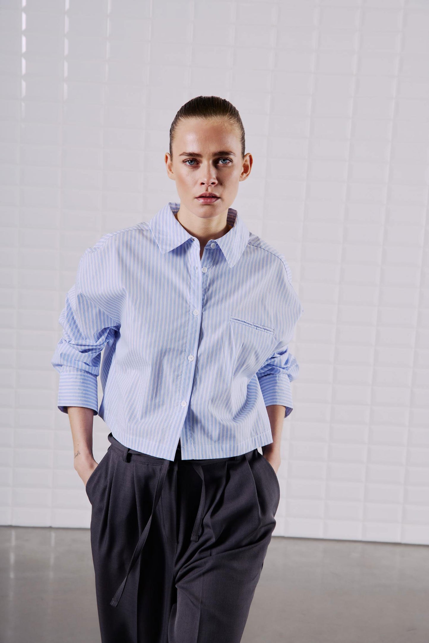 Detailansicht des WithBlack Quinie Cropped Shirt White Blue Stripe mit feinen blauen Streifen und klassischem Kragen.