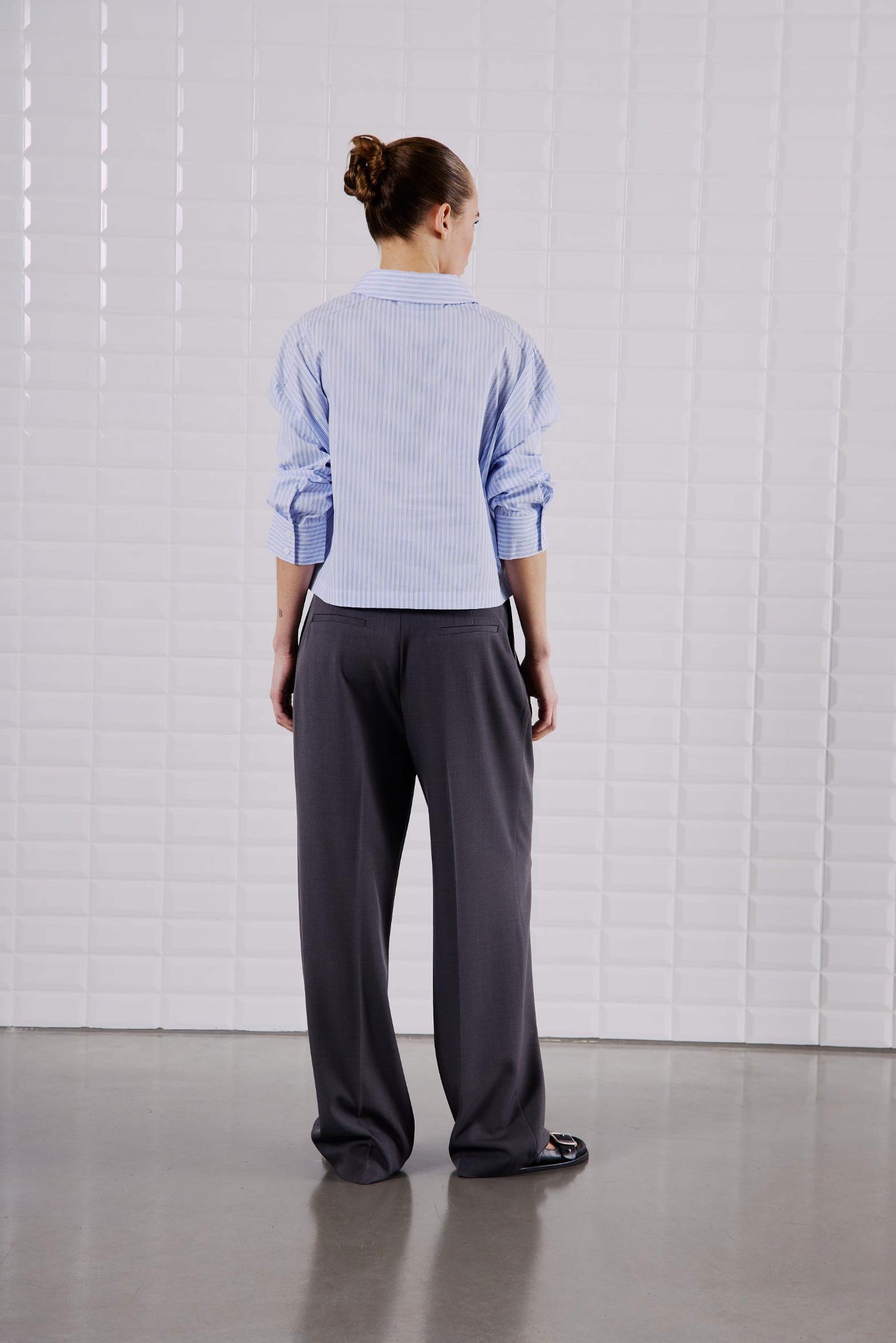Rückansicht des WithBlack Quinie Cropped Shirt White Blue Stripe mit lockerem Schnitt und langen Ärmeln.