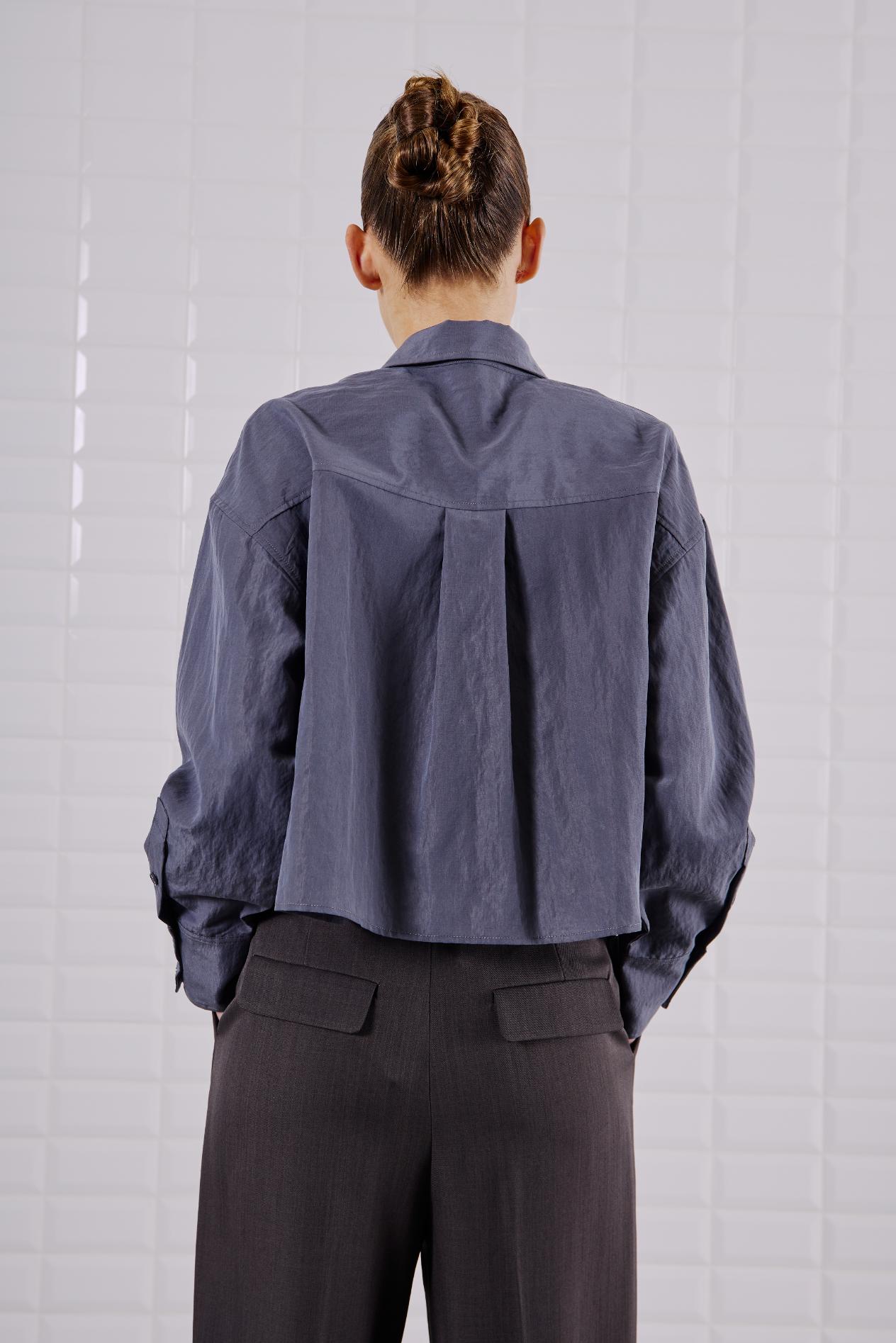 Rückansicht des WithBlack Shorty Soft Cropped Shirts, mit lockerem Schnitt und eleganter Falte im Rückenbereich.