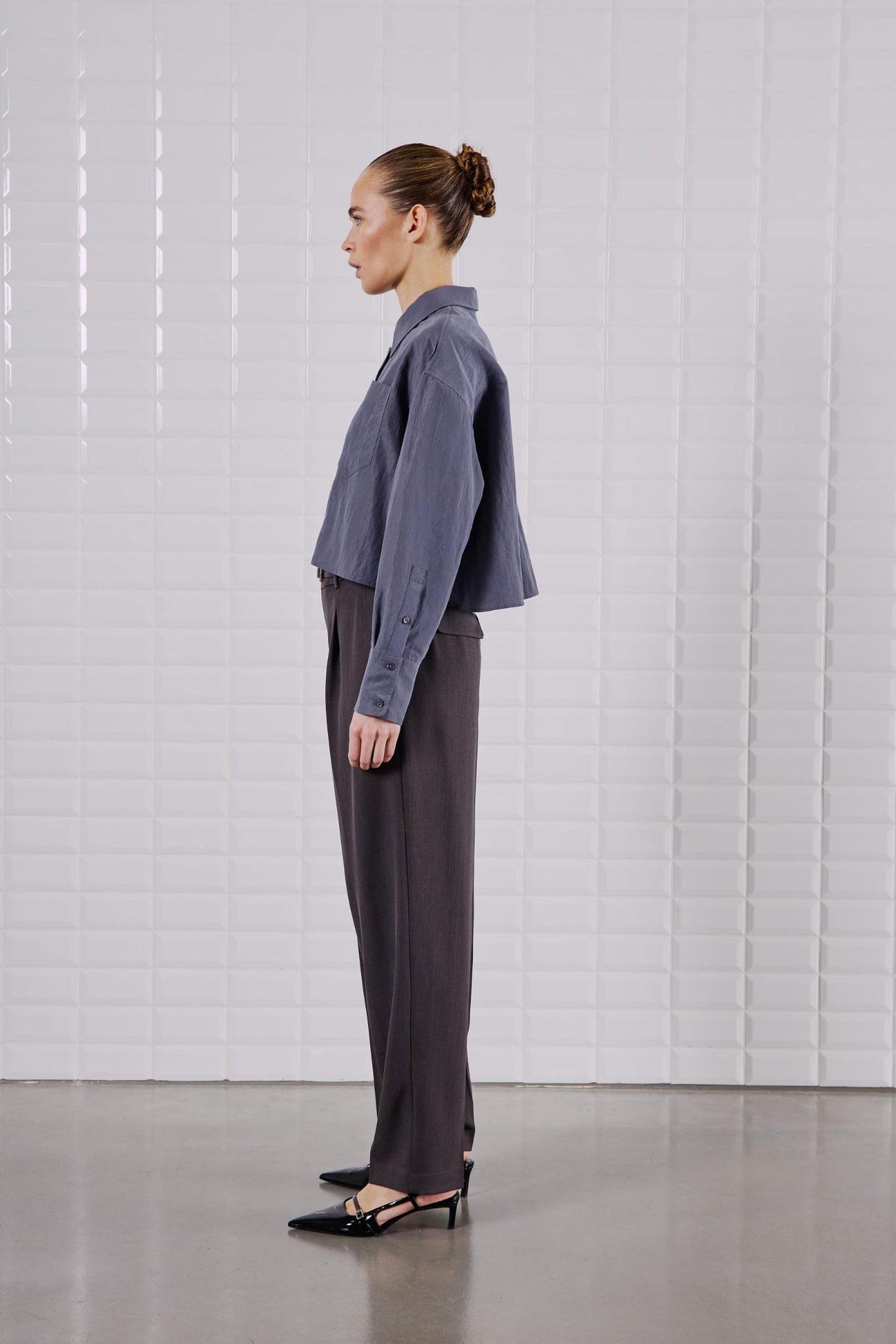 WithBlack Shorty Soft Cropped Shirt in der Seitenansicht, weiche Lyocell-Qualität und moderne, lockere Passform.