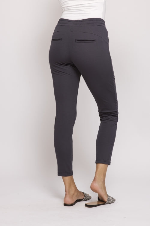 Rückansicht der Zhrill Chiara Casual - Blue Damenhose mit schmaler Passform und Gesäßtaschen.