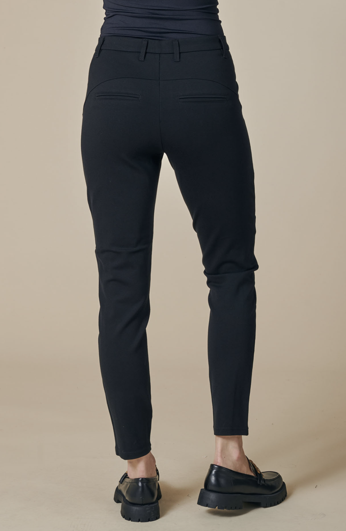 Zhrill Chiara - Slim Leg - Black Hose von hinten mit dezenten Gesäßtaschen und schmalem Schnitt