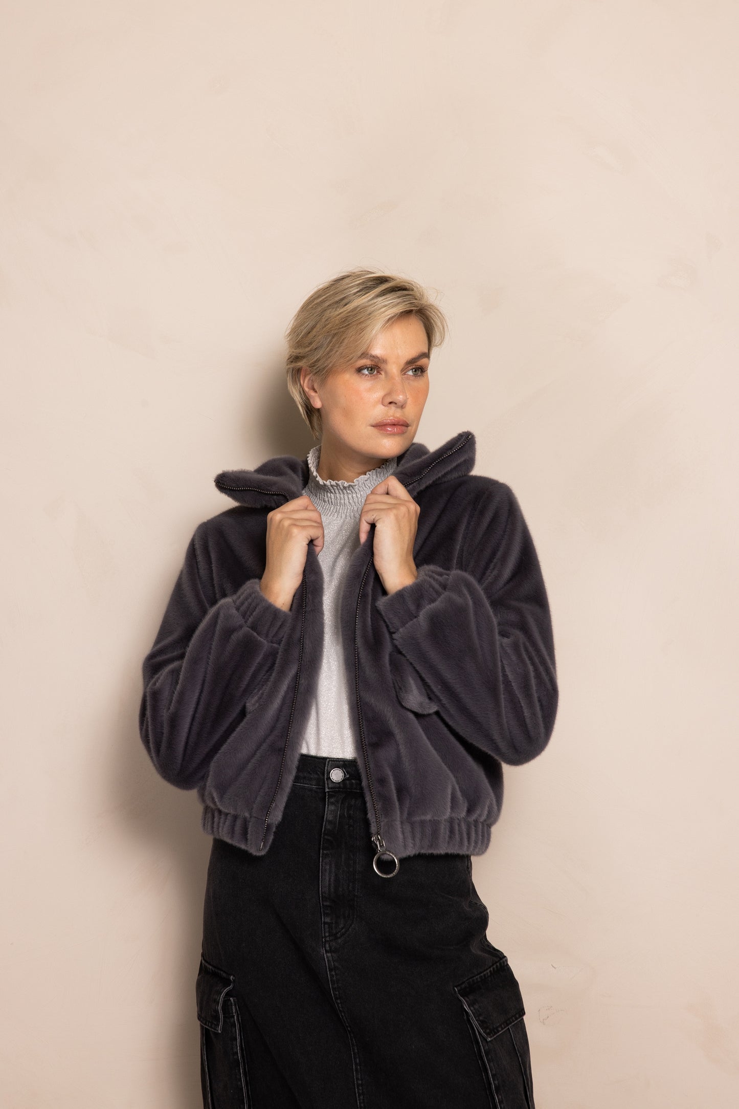 Zhrill Dara - Anthra weiche Kunstfelljacke mit Zipper und Stehkragen, Detailansicht von vorne