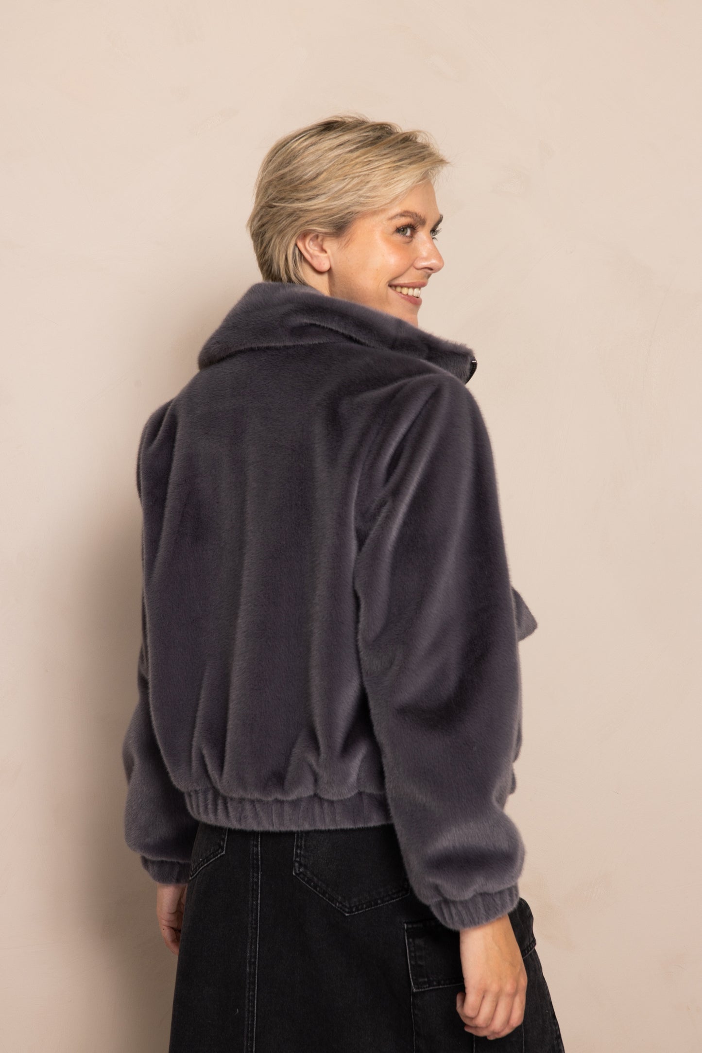 Zhrill Dara - Anthra Fake-Fur Jacke in Dunkelgrau mit elastischem Saum, Rückenansicht