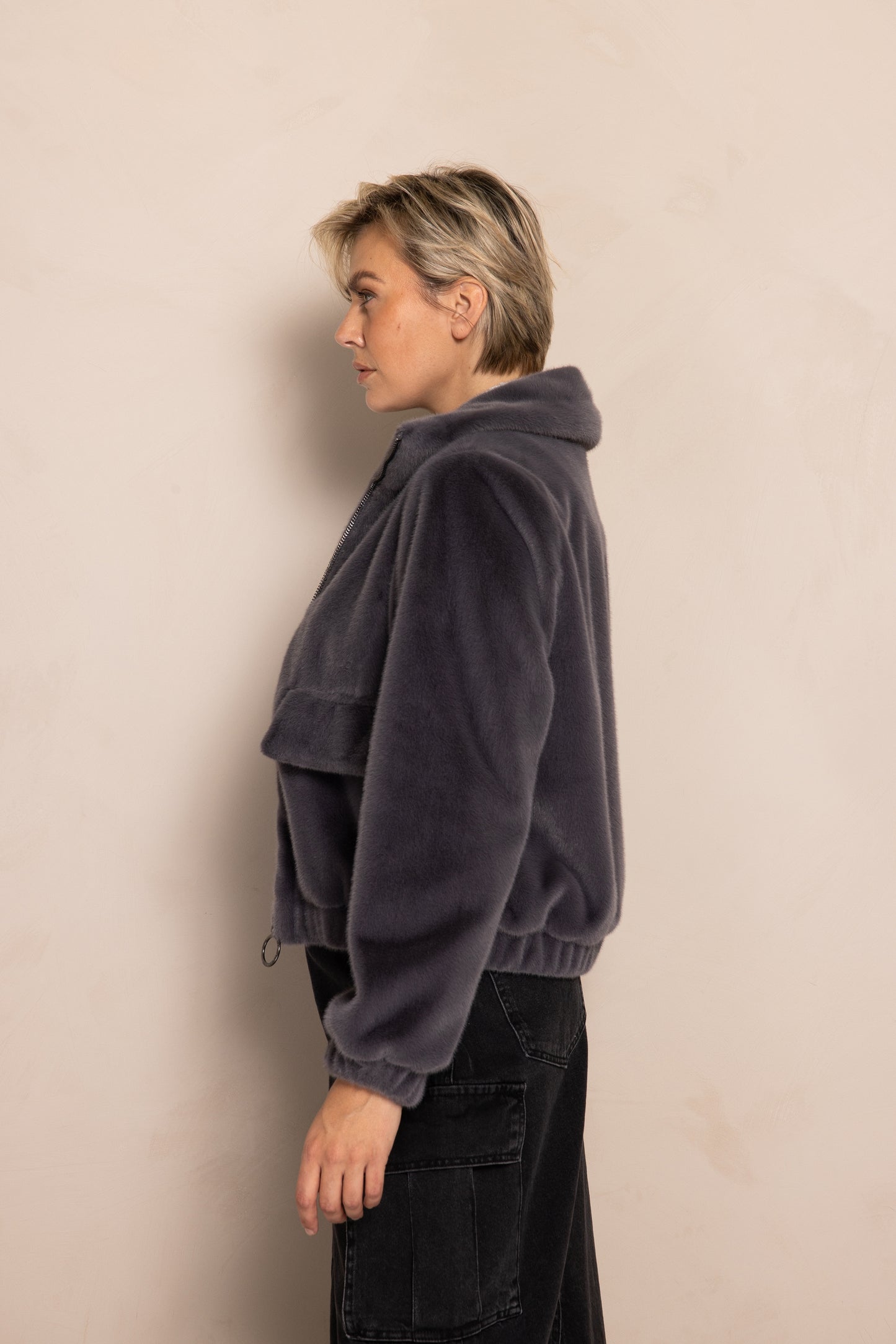 Zhrill Dara - Anthra Jacke aus Kunstfell mit elastischem Bund, Seitenansicht