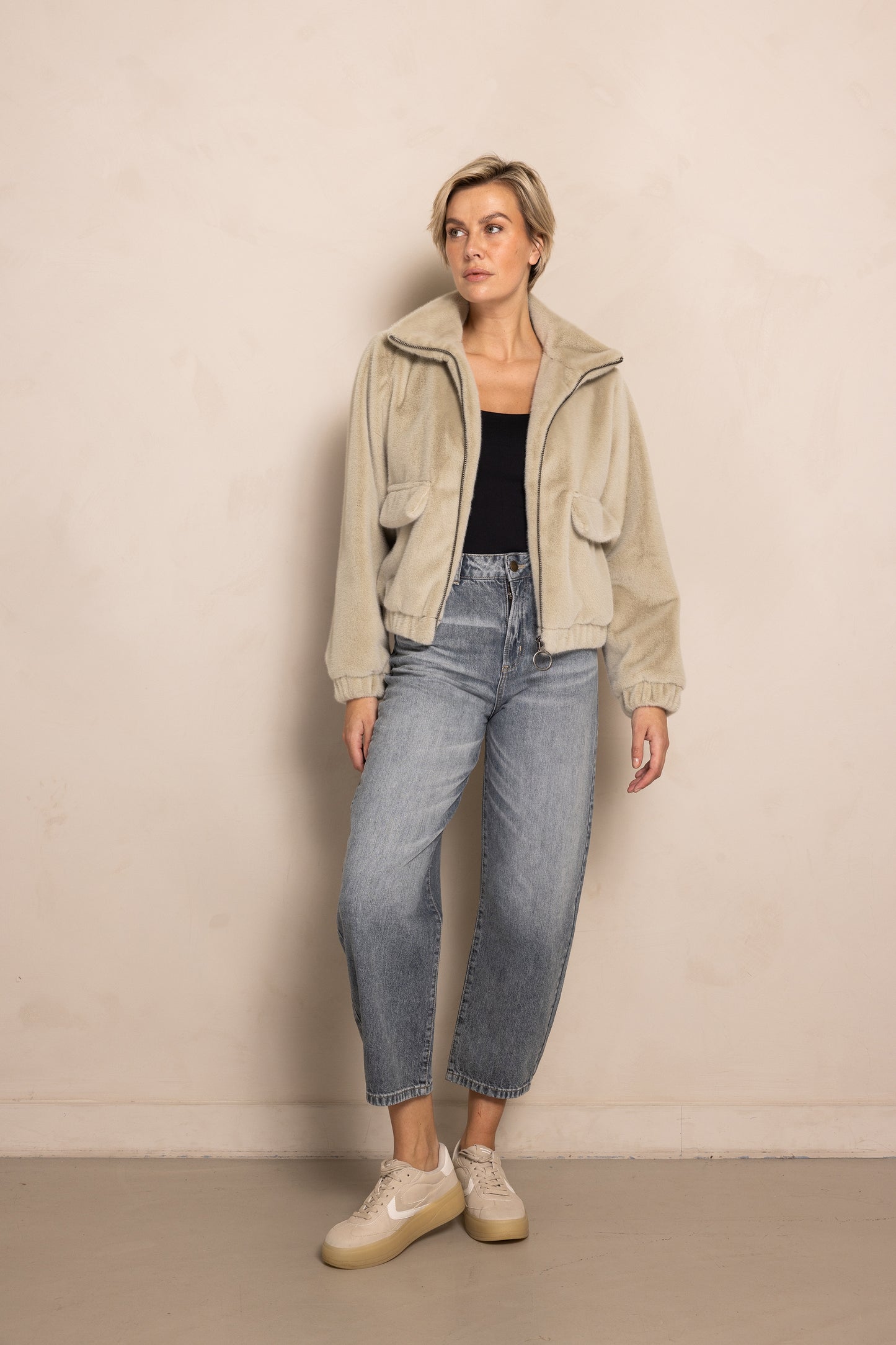 Zhrill Dara - Green Jacke in hüftlanger Regular Fit Passform, kombiniert mit Jeans und Sneakern