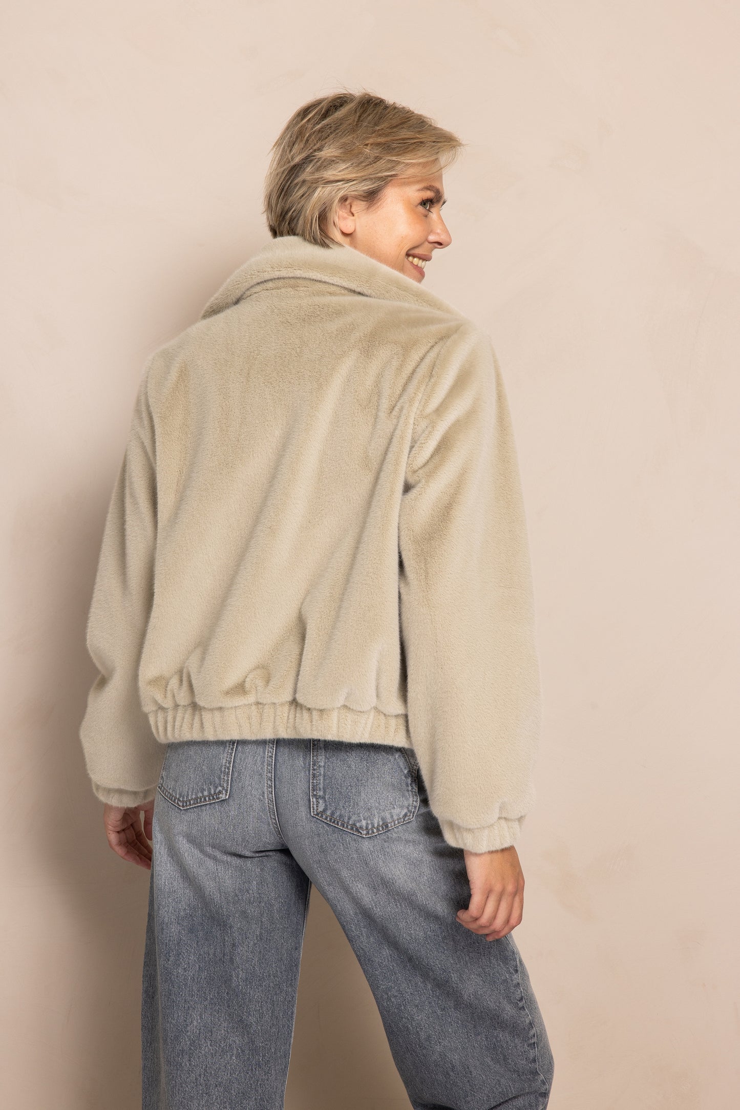 Zhrill Dara - Green Jacke von hinten, elastischer Saum und kuscheliges Material für lässige Looks