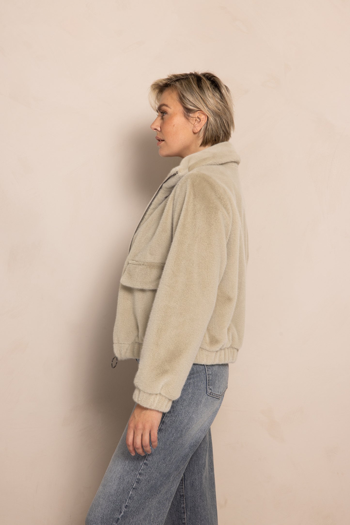 Zhrill Dara - Green Jacke in weicher Kunstfelloptik, Seitenansicht mit Stehkragen und elastischem Bund