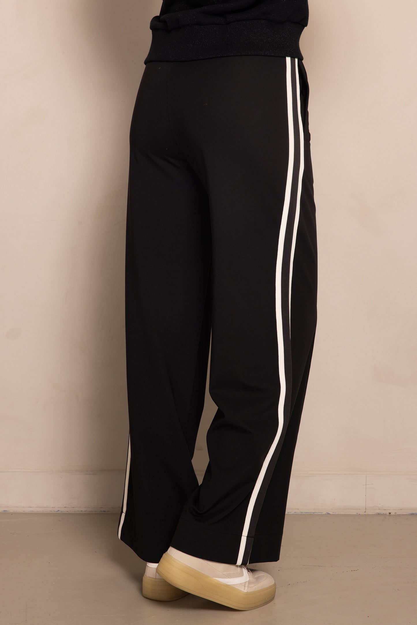 Detailaufnahme der Zhrill Deena - Wide Leg - Black Hose mit hochwertigem Stoff und Kontrastnaht
