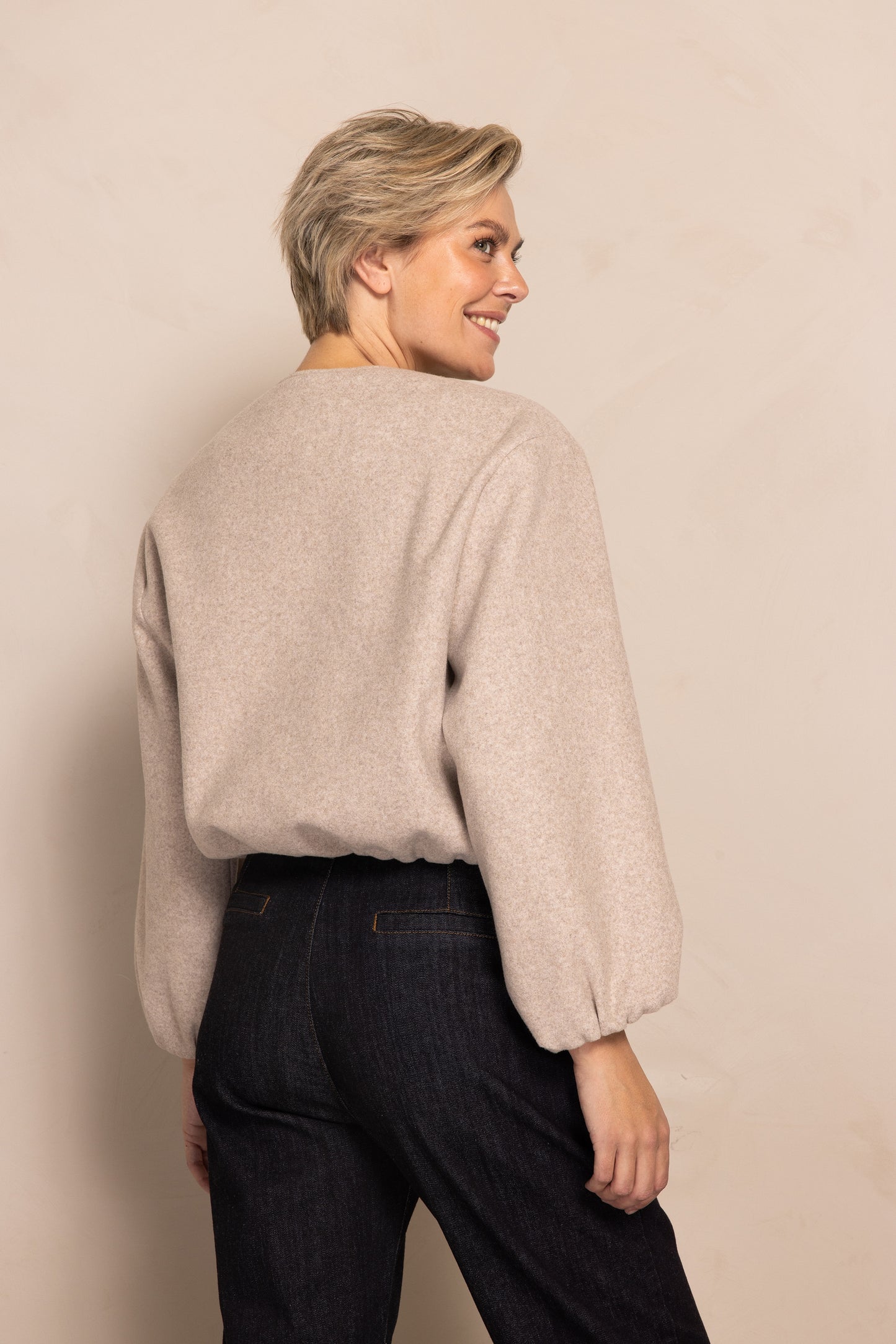 Zhrill Manoa Jacke – Farbe Creme – Rückansicht mit leicht gerafftem Saum und lockerem Sitz