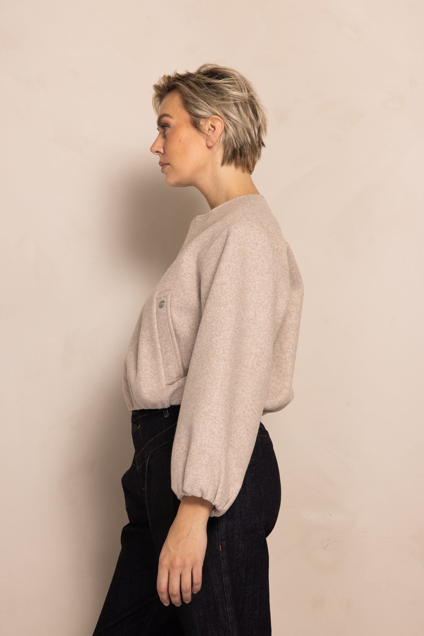Zhrill Manoa Jacke – Farbe Creme – Seitenansicht mit lockerem Blouson-Schnitt und Ballonärmeln