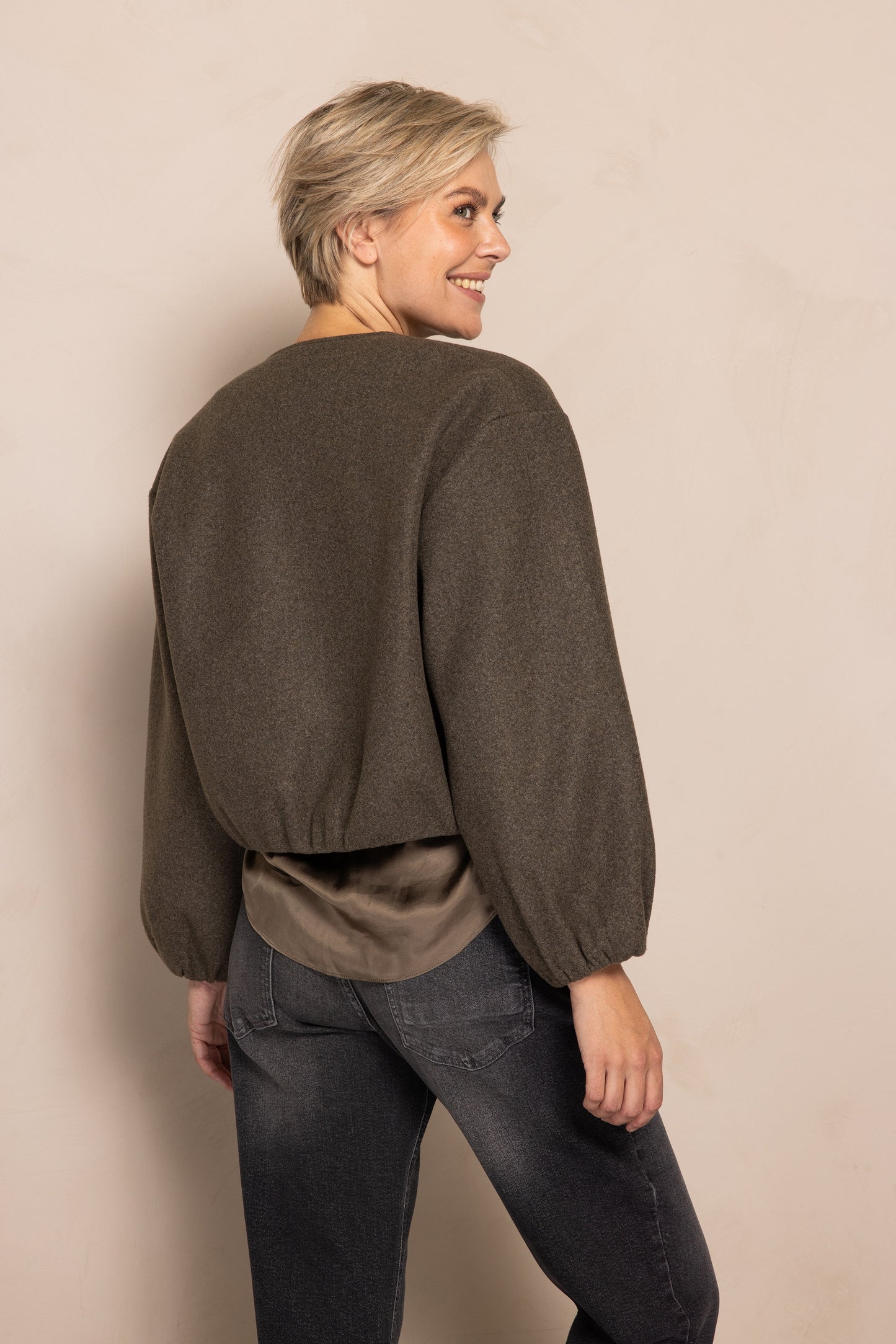 Zhrill Manoa - Green Blouson von hinten mit leicht geraffter Optik und lockerer Passform