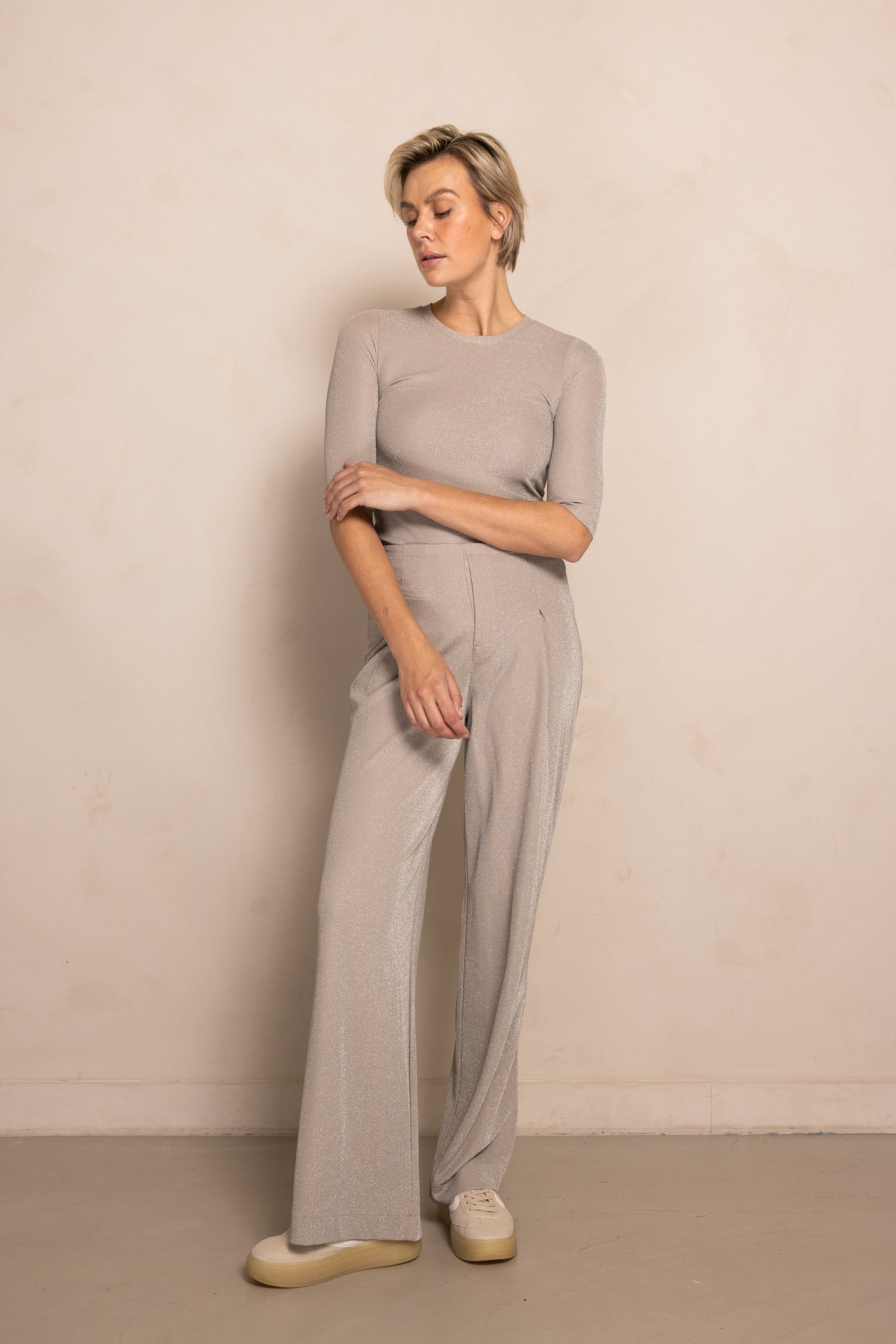 Zhrill Pala - Taupe Damenhose mit Glitzereffekt, Komplettansicht mit Modell, ideal für festliche Outfits
