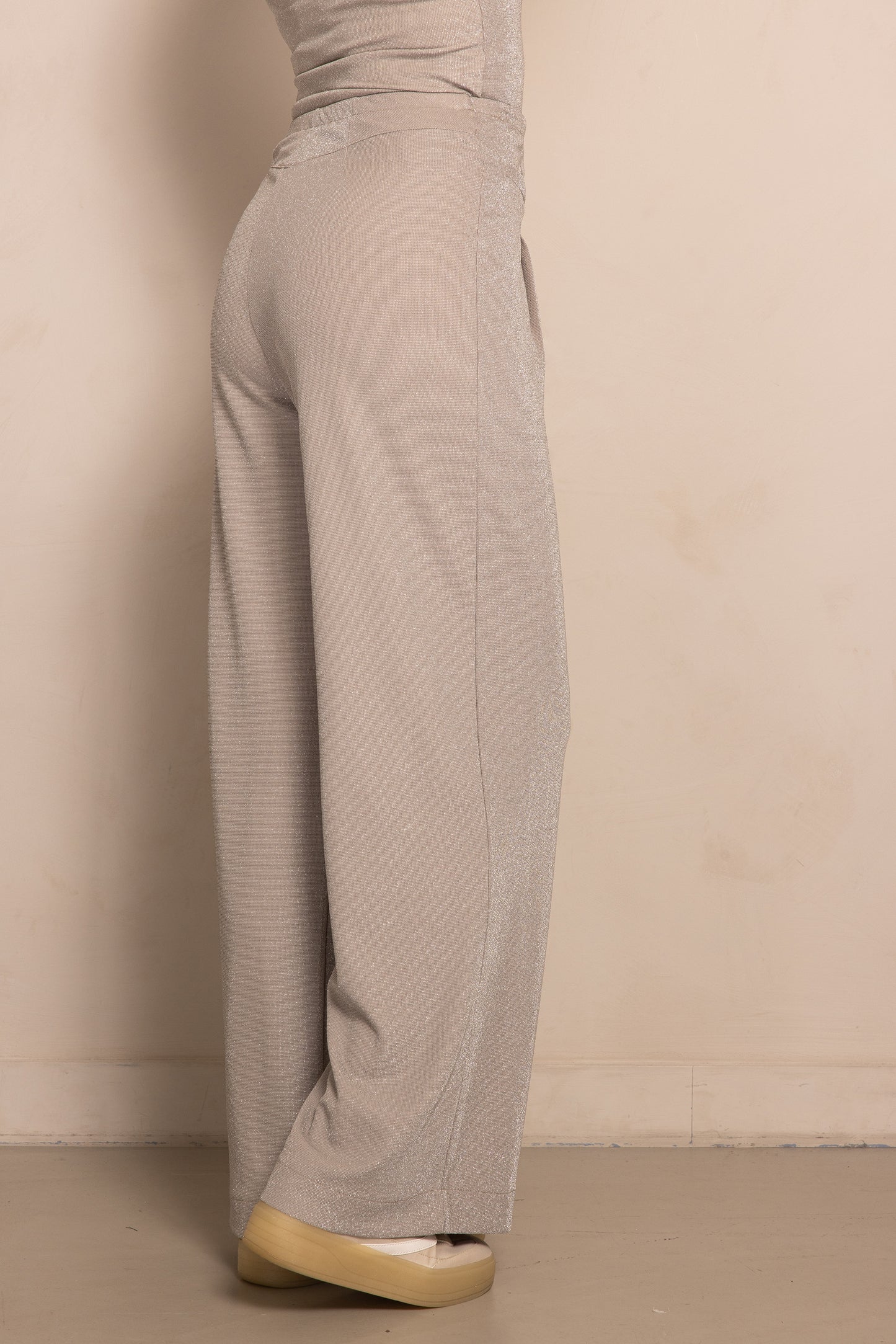 Zhrill Pala - Taupe Damenhose mit Glitzereffekt, weite Passform und elegante Silhouette von der Seite