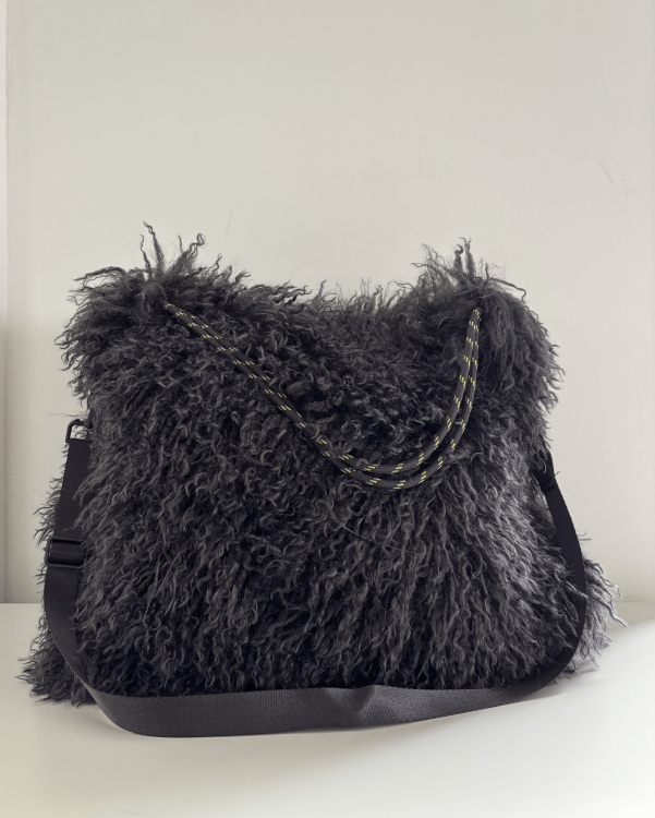 Zhrill Tisah - Anthra Tasche in flauschiger Fell-Optik mit verstellbarem Schultergurt, rechteckiger Soft Shopper für lässige Styles