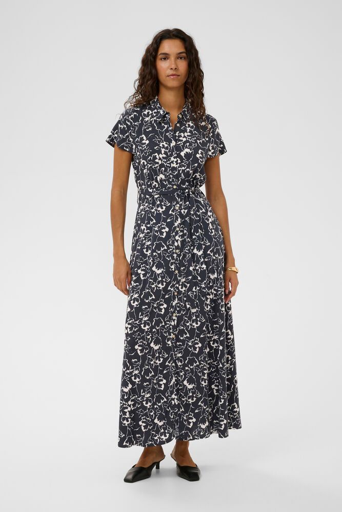 Frontansicht des Arjana Maxi Dress - India Ink Outline Flower mit Maxilänge, Taillengürtel und elegantem Print