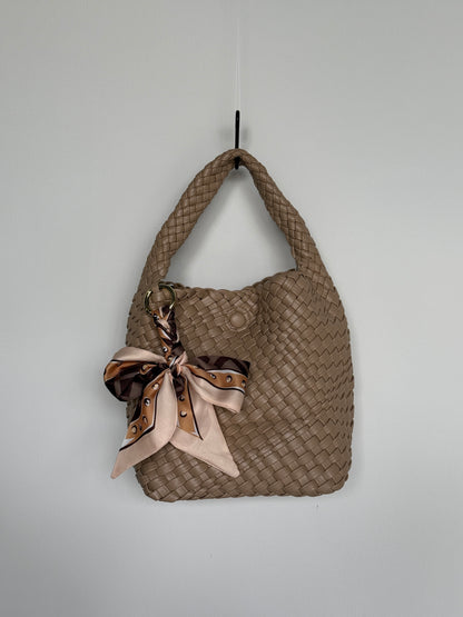 Beige Braided Mini Bag mit geflochtenem Design und maritim inspiriertem Halstuch in braun beige – sommerlich und stilvoll.