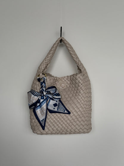 Braided Mini Bag in Grau mit geflochtener Struktur und elegantem blau, weiß Halstuch, perfekte Kombination aus Alltag und Stil.