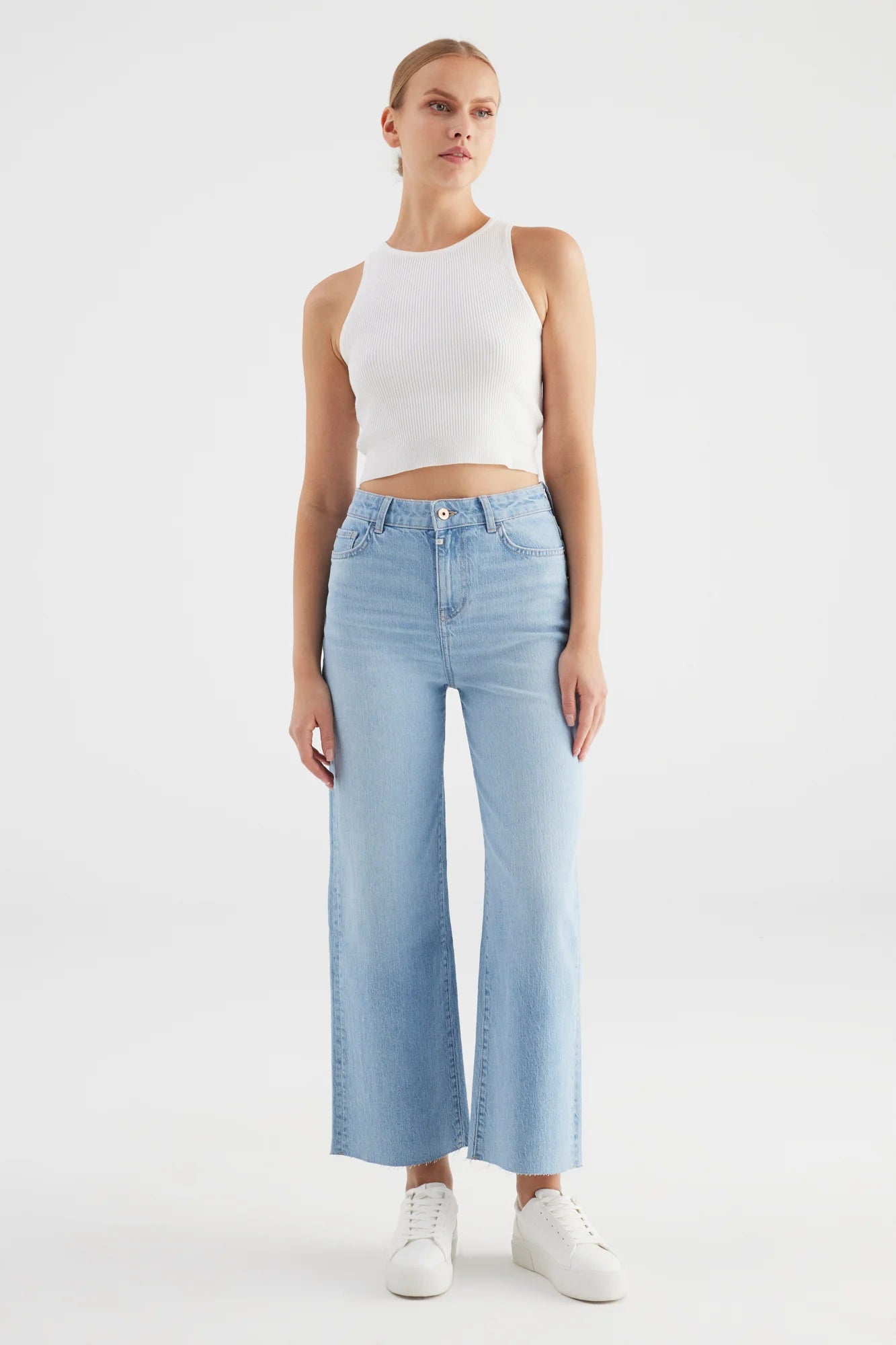 COJ Aura - High Waist Wide Leg - Light Blue High-Waist Damenjeans mit weitem Bein in hellblauer Waschung, Frontansicht