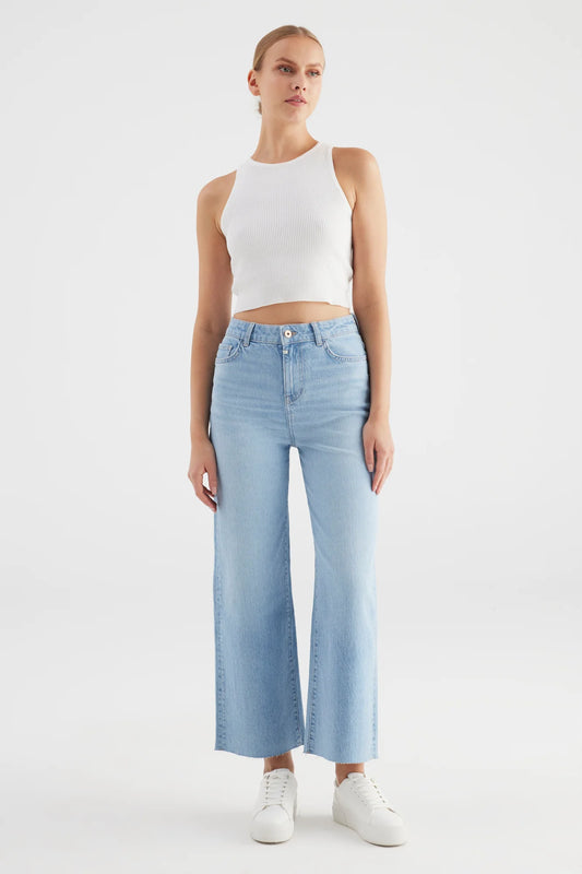 COJ Aura - High Waist Wide Leg - Light Blue High-Waist Damenjeans mit weitem Bein in hellblauer Waschung, Frontansicht