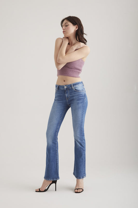 COJ Laura - Mid Waist Flared - Medium Blue Damenjeans in mittlerer Waschung, Frontansicht mit ausgestelltem Bein und figurbetonter Passform